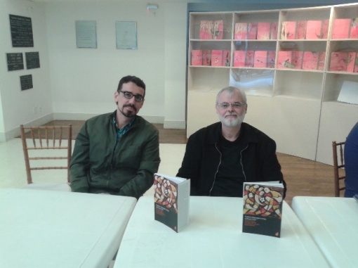 Raphael Rajão Ribeiro e Elcio Cornelsen durante a tarde de autógrafos do lançamento do livro.